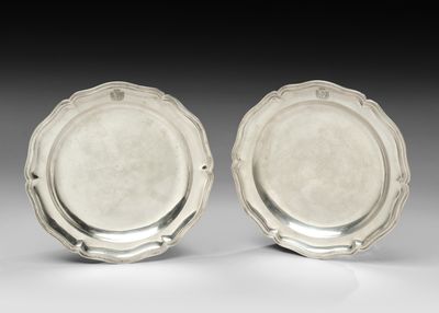une paire de plats en métal argenté de l'époque de George II