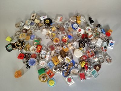un tas de porte-clés de toutes sortes posés sur une table