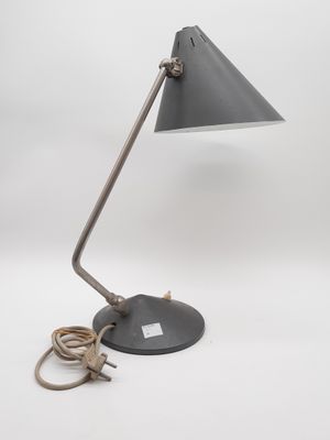 une image représentant une lampe de bureau munie d'un cordon