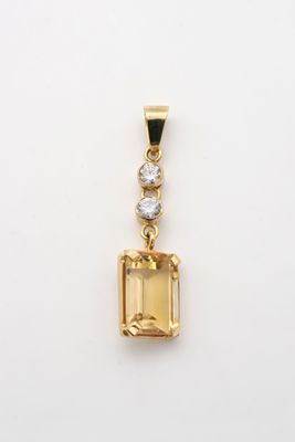 un pendentif en or jaune serti d'une émeraude et d'un diamant
