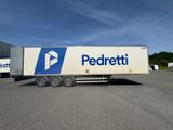 un camion semi-remorque garé dans un parking