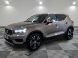 Le SUV Volvo est garé dans une grande pièce au sol carrelé.