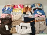de nombreux types de pantalons et de sacs posés sur la table