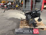 une petite machine posée sur une palette dans un garage