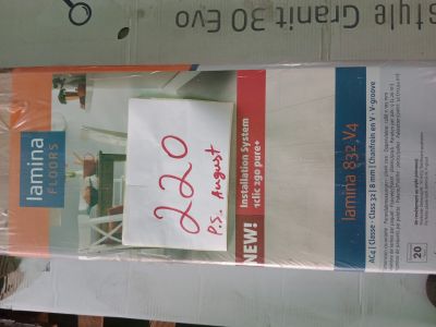 une boîte sur laquelle est posée une étiquette, posée sur une table