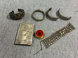 un bracelet en argent, une bague et d'autres objets posés sur une table