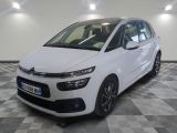 la citrole blanche est garee sur un sol en damier