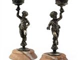 paire de bougeoirs anciens en bronze sur des socles en marbre