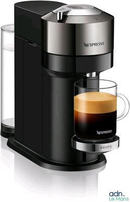 une cafetière noire avec une tasse de café posée devant