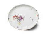 une image représentant une assiette ornée d'un motif floral