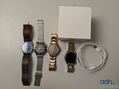 une boîte sur laquelle sont posées une montre et d'autres montres