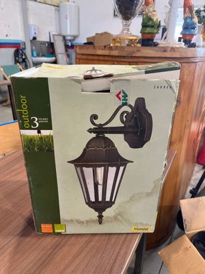 une boîte posée sur une table dans une pièce