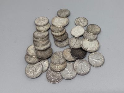 une pile de pièces d'argent sur une table
