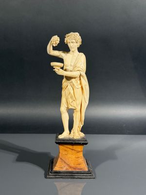 une image représentant la statue d'un homme tenant un livre