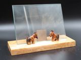 deux figurines de chevaux dans une vitrine