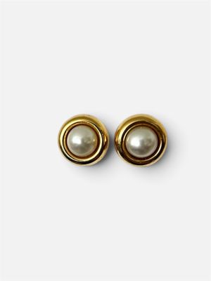 une paire de boucles d'oreilles en perles sur fond blanc