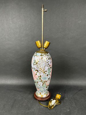 Vase de forme balustre en faïence émaillée à décor floral, m…