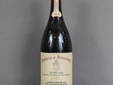 une bouteille de vin posée sur une table