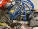 un tas d'outils divers posés par terre
