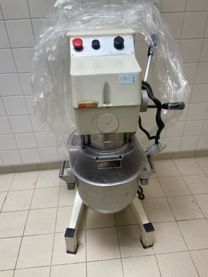 une machine posée sur le sol d'une pièce