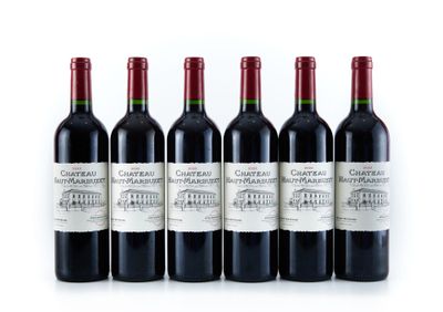 quatre bouteilles de vin rouge sont alignées