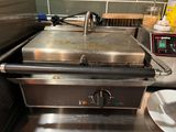 une image d'une friteuse commerciale dans une cuisine commerciale