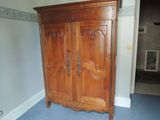 image d'une armoire en bois dans une pièce
