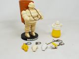 figurine représentant un homme avec un seau de bière et des porte-clés