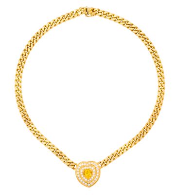un collier en or avec un pendentif en forme de cœur sur une chaîne