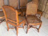 quatre chaises en bois avec dossier et assise en rotin