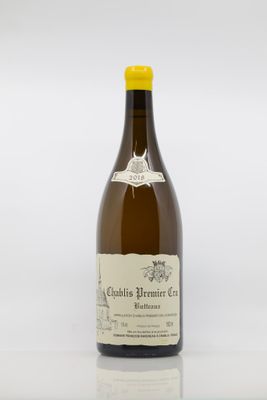 une bouteille de vin posée sur une table