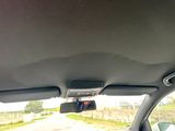 vue du tableau de bord d'une voiture avec un rétroviseur et un rétroviseur sur le tableau de bord