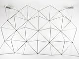 une image d'une sculpture composée de triangles métalliques