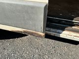 une photo d'un vieux camion dont la portière est cassée