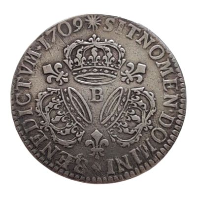 Gros plan sur une pièce de monnaie ornée d'une couronne