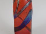 un vase en verre avec un motif sur une table