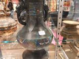 de nombreux vases exposés dans une vitrine