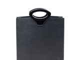un sac à main noir muni d'une anse, sur fond blanc