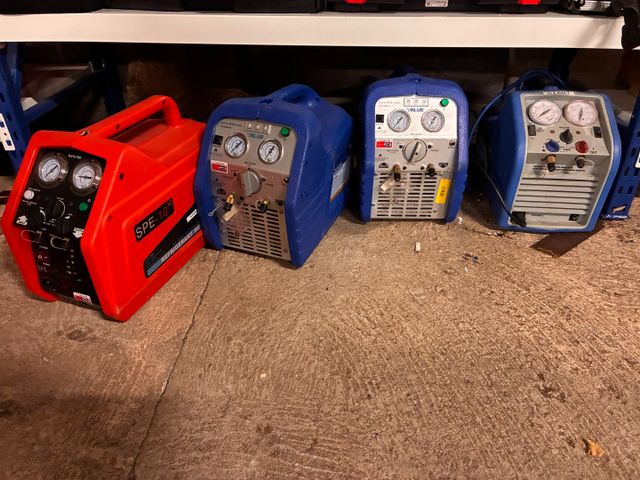 Lot de 4 stations de récupération de fluide dont VALUE VRR12L-R32...