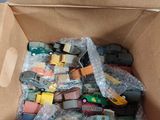 une boîte en carton remplie de petites voitures de toutes sortes