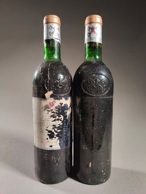 deux bouteilles de vin posées l'une à côté de l'autre sur une table