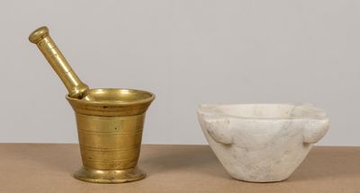 un mortier et un bol posés sur une table