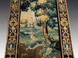 une tapisserie ancienne représentant des oiseaux et des fleurs dans un paysage