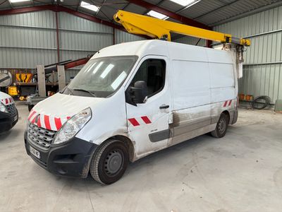 La camionnette blanche est garée dans un entrepôt avec d'autres véhicules