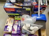 une pile de produits d'entretien posée sur une palette dans un magasin