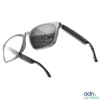 lunettes de soleil à monture transparente et branches noires sur fond blanc