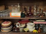 une étagère en bois remplie de vaisselle et de verres