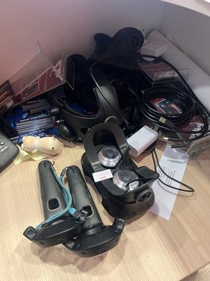 un bureau sur lequel se trouvent de nombreux appareils électroniques