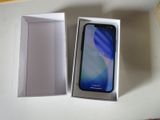 une image représentant une boîte contenant un téléphone, posée sur une table