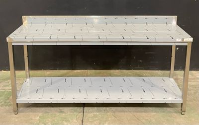 une photo d'une table en acier inoxydable avec une étagère en dessous